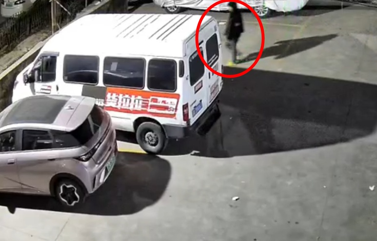 海宁警员公园散步看到一双黄色拖鞋……就是他！