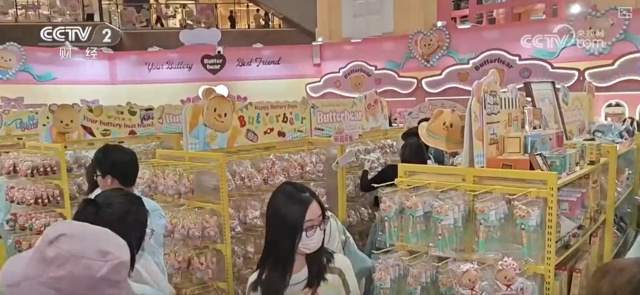 “五一”假期临近消费市场呈现红火态势 多样场景+“顶流”产品引客来 “五一”假期临近消费市场呈现红火态势 多样场景+“顶流”产品引客来