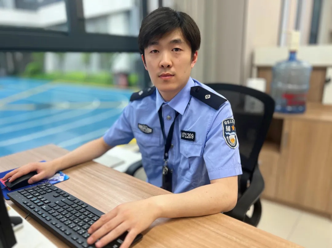 海宁警员公园散步看到一双黄色拖鞋……就是他！