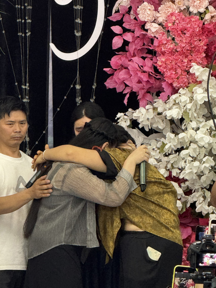 分离19年后：陈杨梅首度露面，父亲亲手喂棉花糖给女儿吃