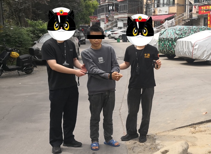 海宁警员公园散步看到一双黄色拖鞋……就是他！