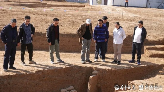 济南新发现13座古代墓葬，出土器物约220件