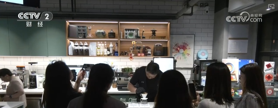 “新型夜校”释放火热新消费 素人改造、达人合作……门店有了新变化