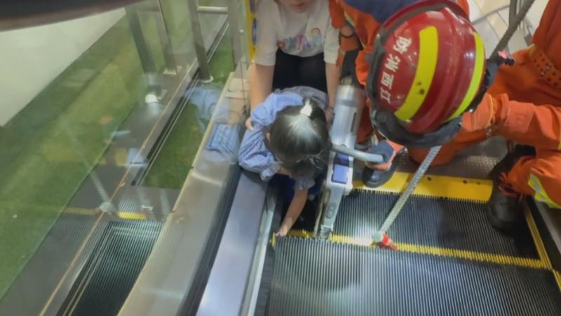 江西九江：女童手掌被卡自动扶梯 消防紧急救援