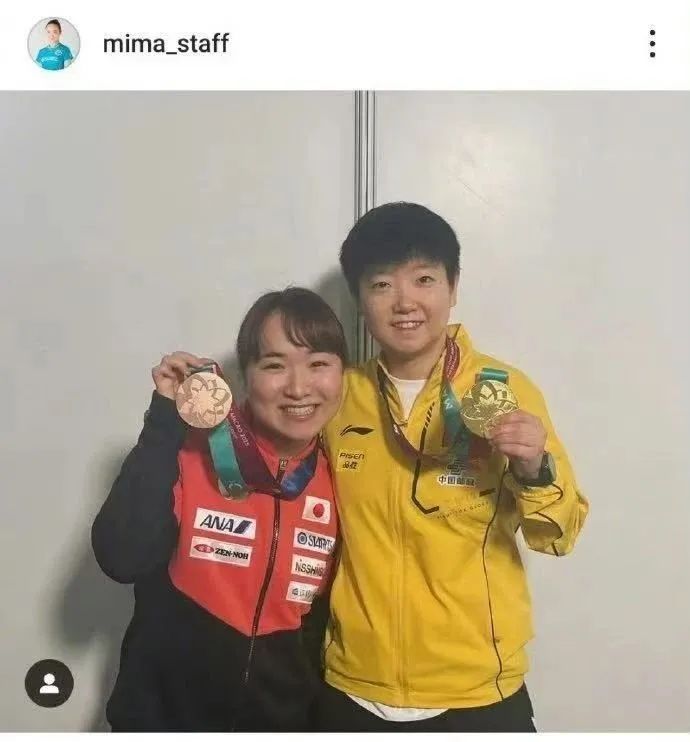 伊藤美诚晒与孙颖莎合照，两人手举奖牌微笑！