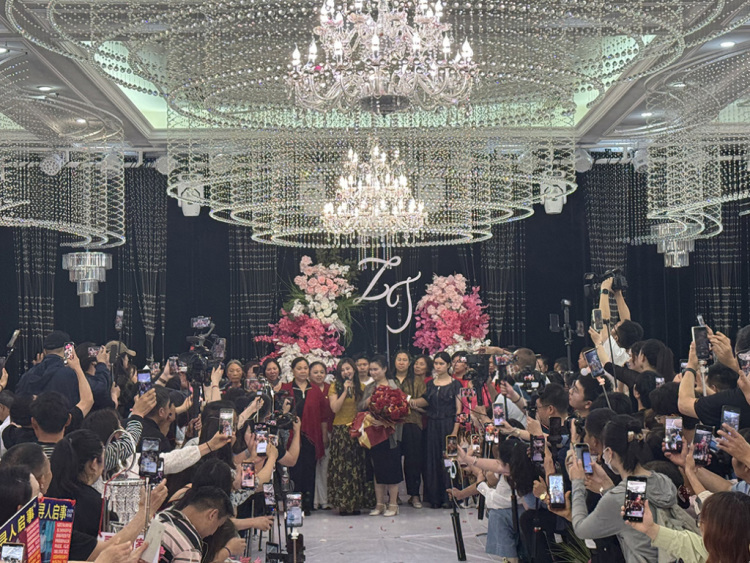 分离19年后：陈杨梅首度露面，父亲亲手喂棉花糖给女儿吃