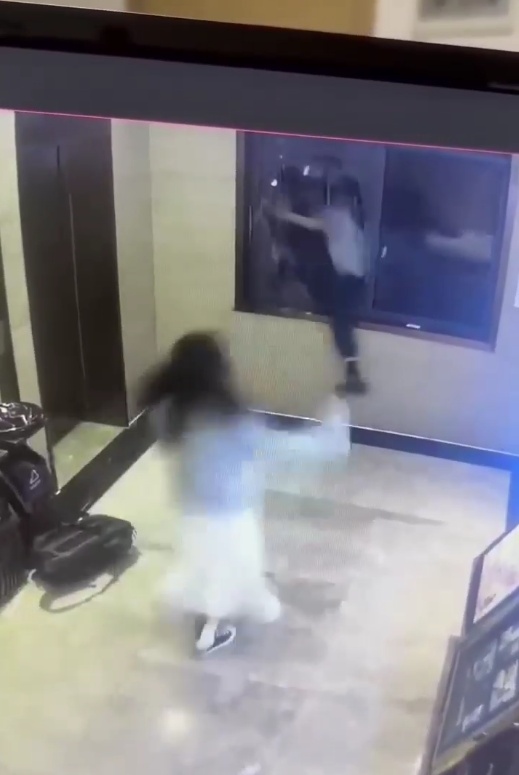 男子突然撞碎酒店一楼窗户跑出！酒店回应