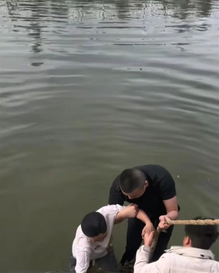两男孩在景区外钓鱼落水，游客下水救人，景区：终生免票