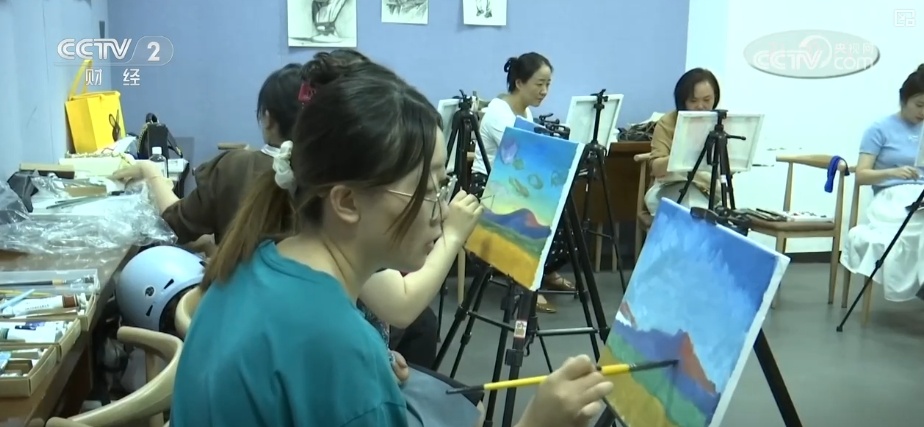 “新型夜校”释放火热新消费 素人改造、达人合作……门店有了新变化