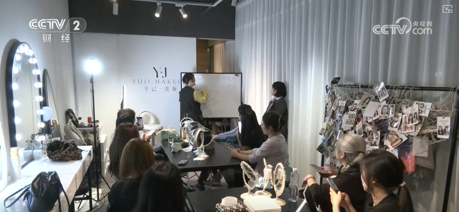 “新型夜校”释放火热新消费 素人改造、达人合作……门店有了新变化