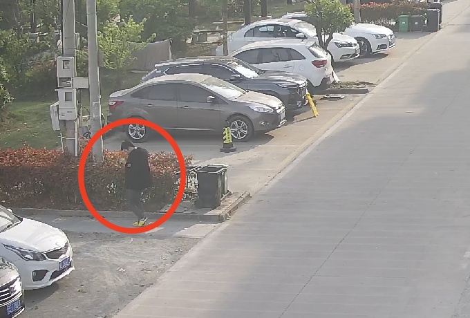 海宁警员公园散步看到一双黄色拖鞋……就是他！
