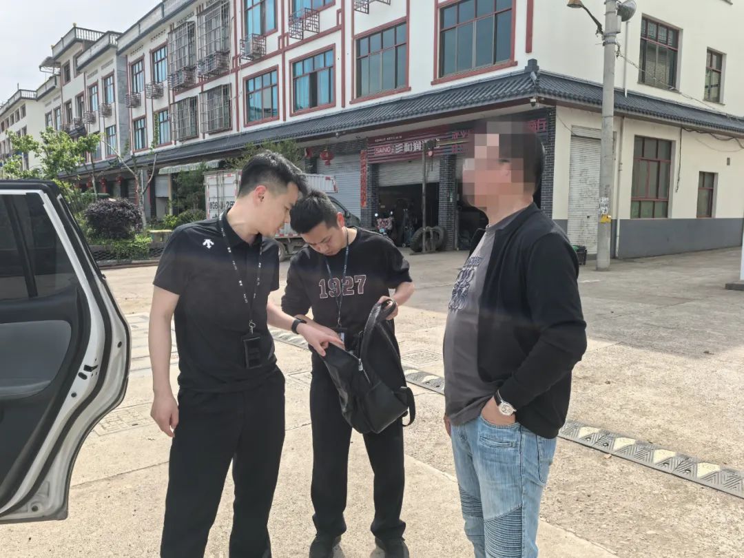 快，拦住那辆车！