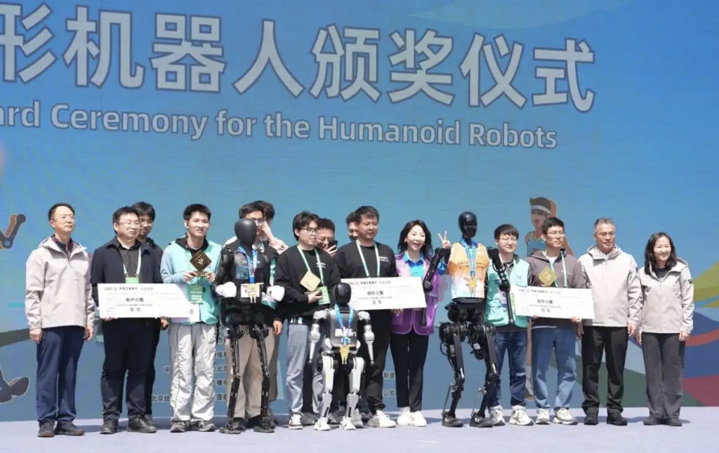 宇树科技回应“机器人半马摔倒”