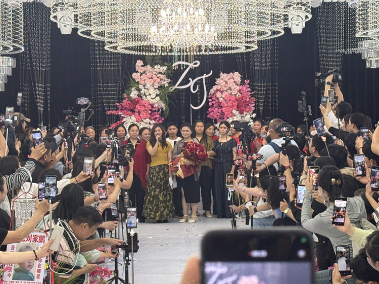 分离19年后：陈杨梅首度露面，父亲亲手喂棉花糖给女儿吃