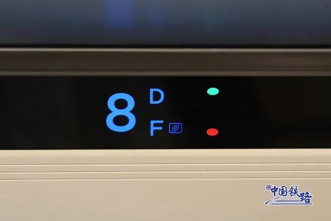 高铁座位指示灯怎么老变色？网友：红色有人！