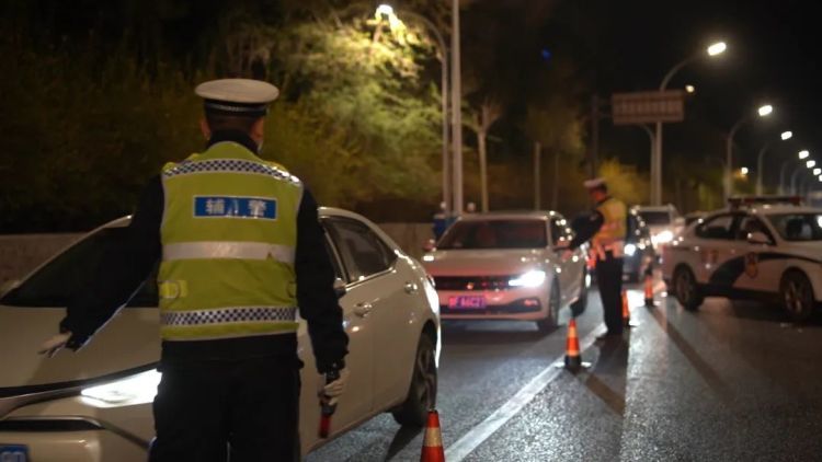 “人狂有祸丢人现眼”，深夜街头两人当场被抓！