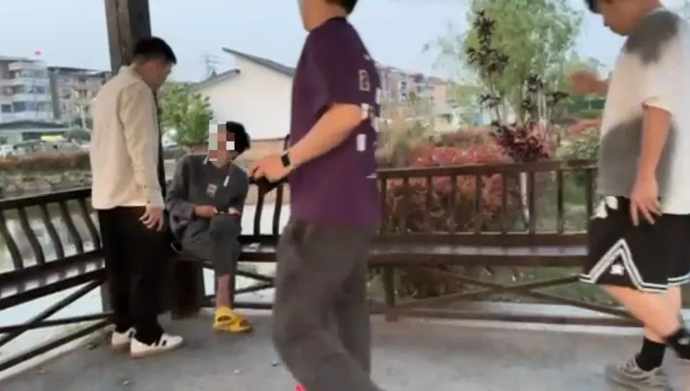 海宁警员公园散步看到一双黄色拖鞋……就是他！