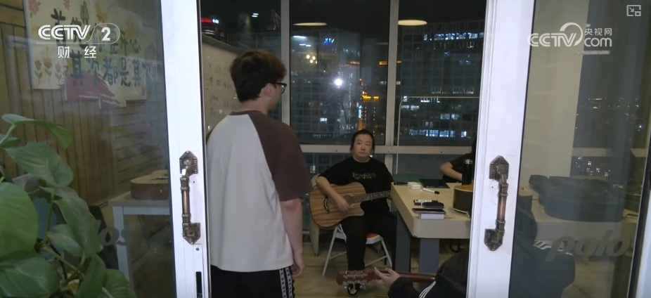 “新型夜校”释放火热新消费 素人改造、达人合作……门店有了新变化