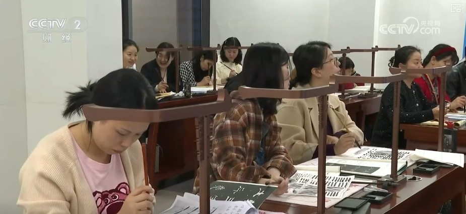 “新型夜校”释放火热新消费 素人改造、达人合作……门店有了新变化