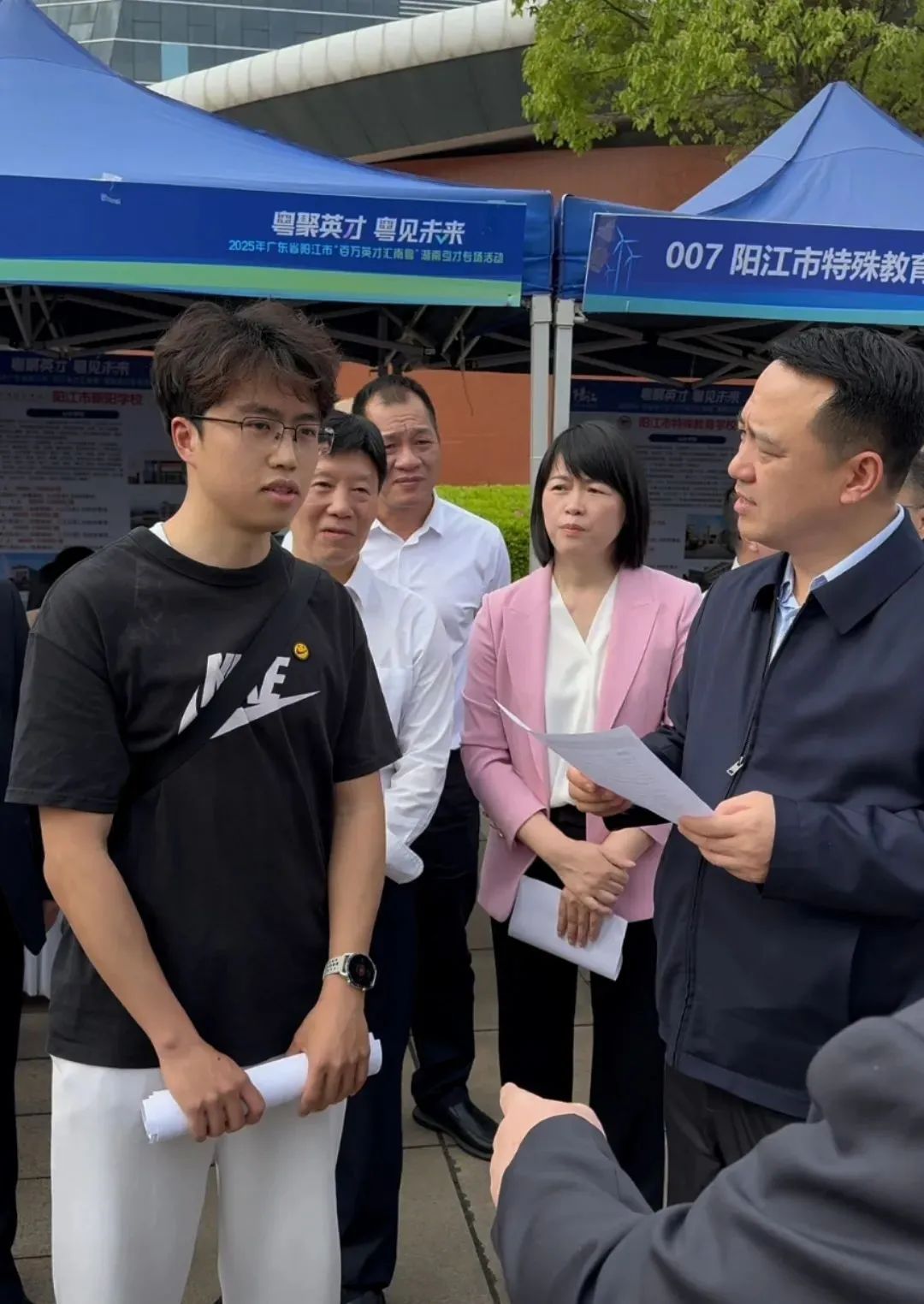“向市长自荐找工作的大学生”上热搜！网友质疑博眼球，本人回应......
