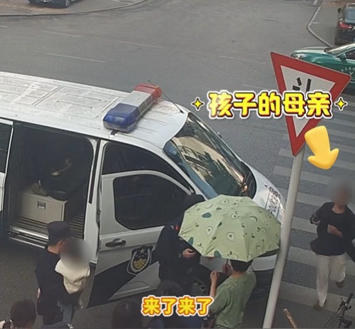 用爱守护童真！“小羊角辫”走失的22分钟里，整座城市都在当“妈妈”