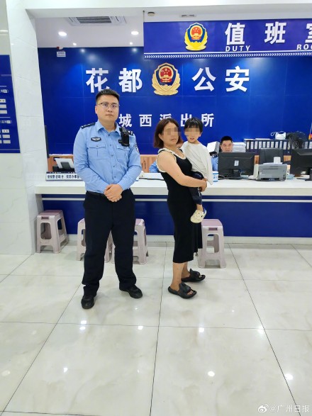 3岁男孩雨天走失紧跟外卖小哥求助