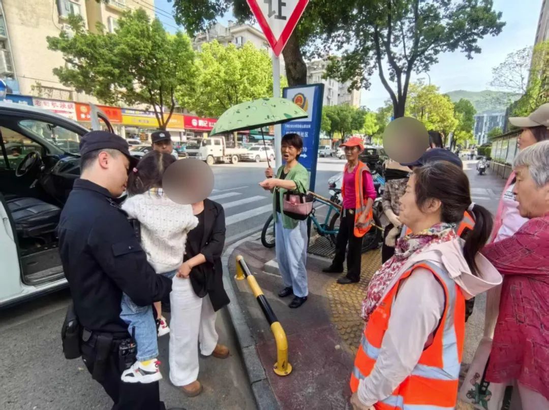 用爱守护童真！“小羊角辫”走失的22分钟里，整座城市都在当“妈妈”