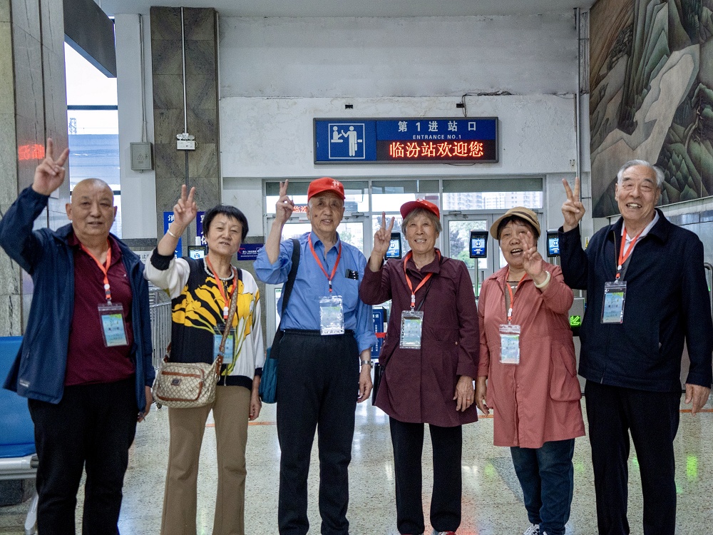 山西开出今年首趟入疆“银发旅游列车” 山西开出今年首趟入疆“银发旅游列车”