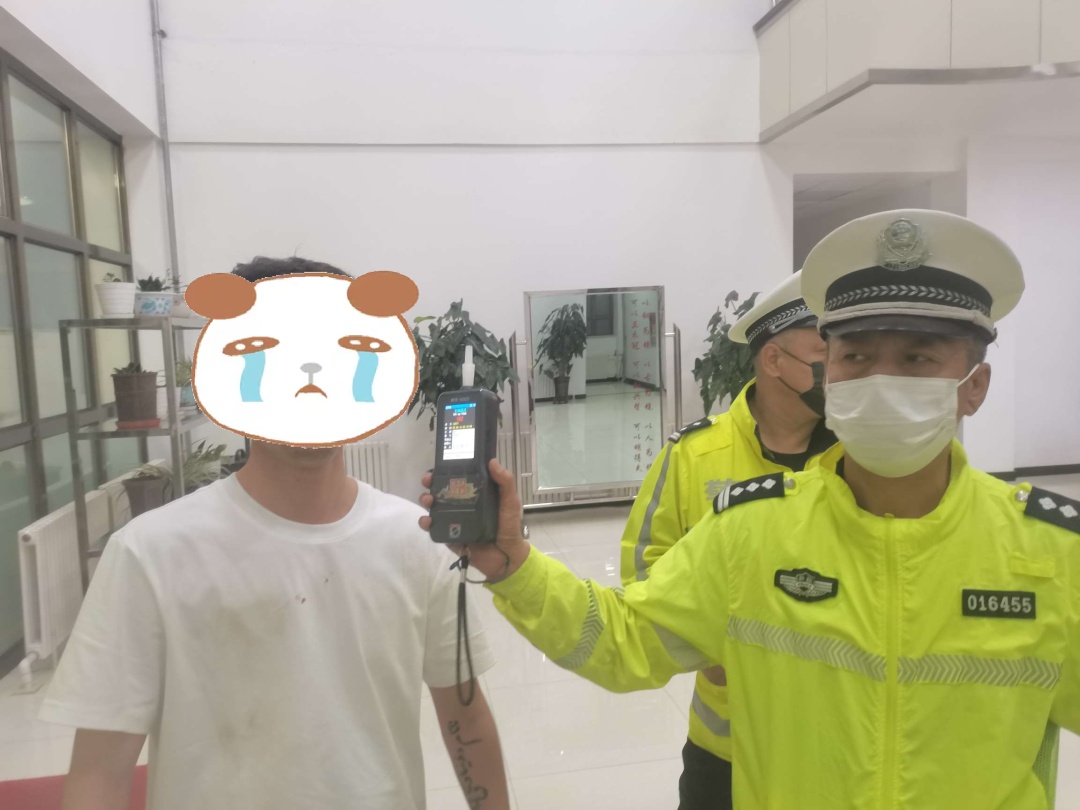 男子为躲避查酒驾 弃车“跨栏式”逃跑终被抓
