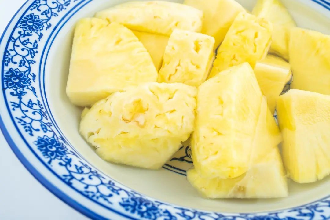 吃菠萝想不“倒牙”？最佳方法快来学习→