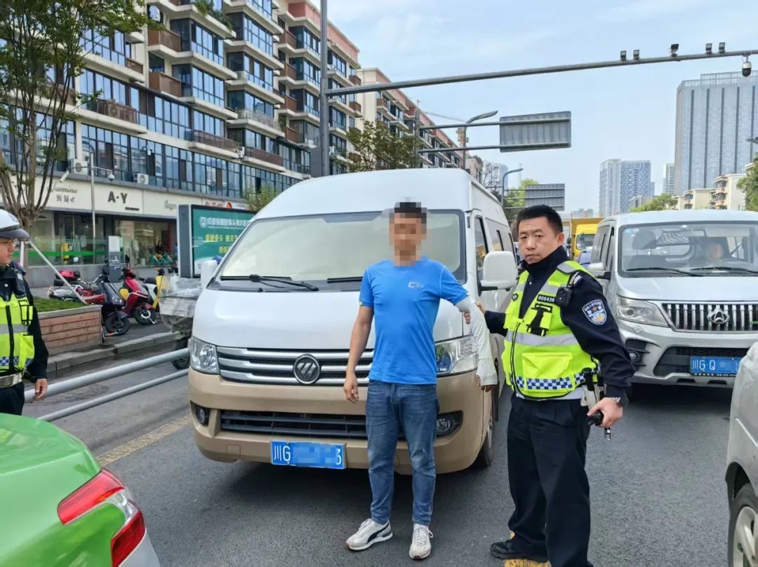 驾驶证暂扣还敢开车？成都一司机冲卡后被拘6日