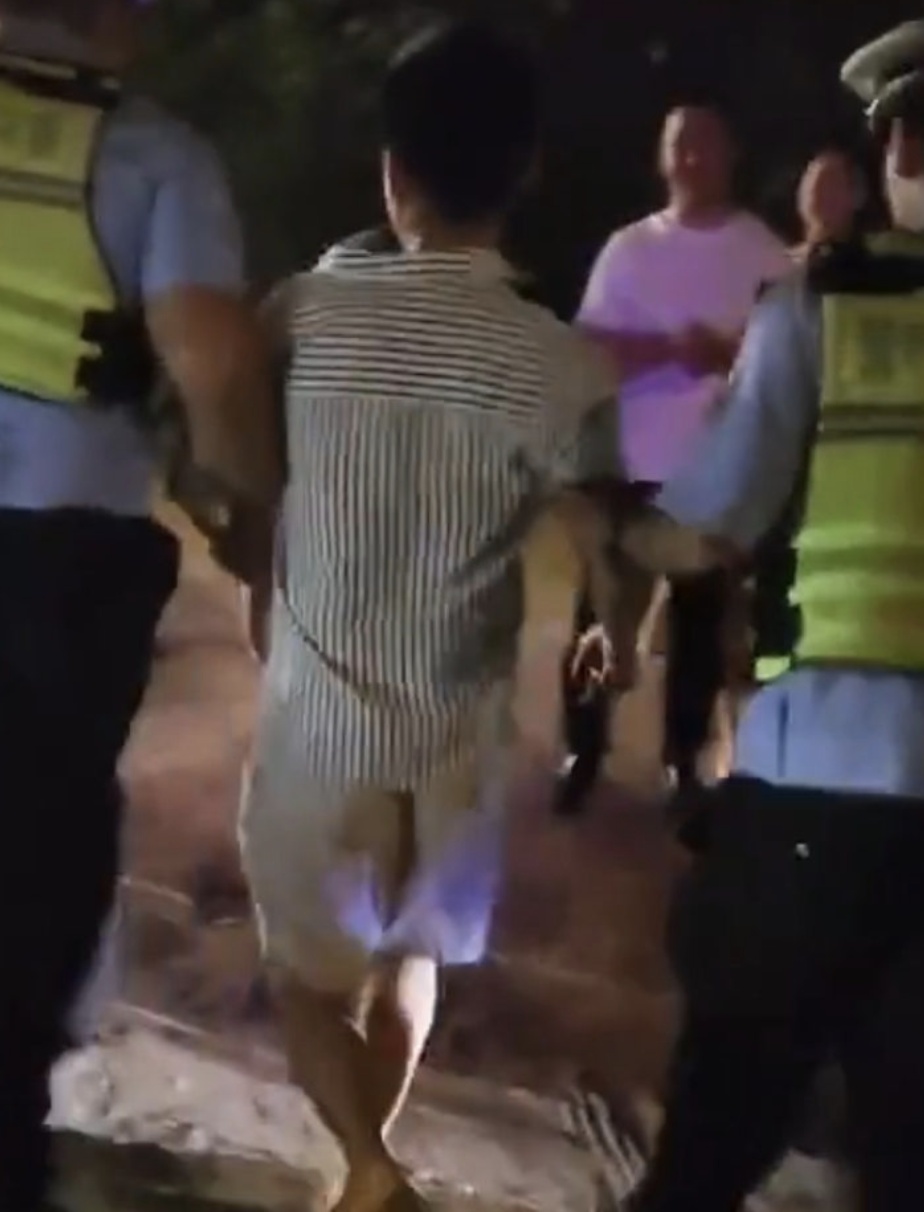 男子喝下大量白酒，撞击多车后持续叫嚣！警方：已刑拘