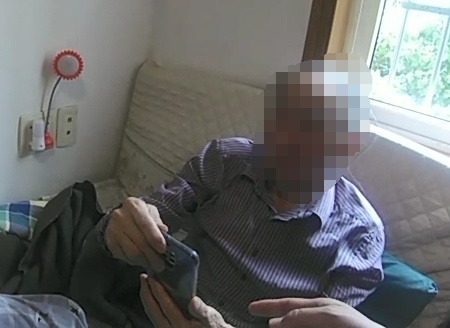 “你现在不要碰手机了！”保姆一声吼，守住老人355万