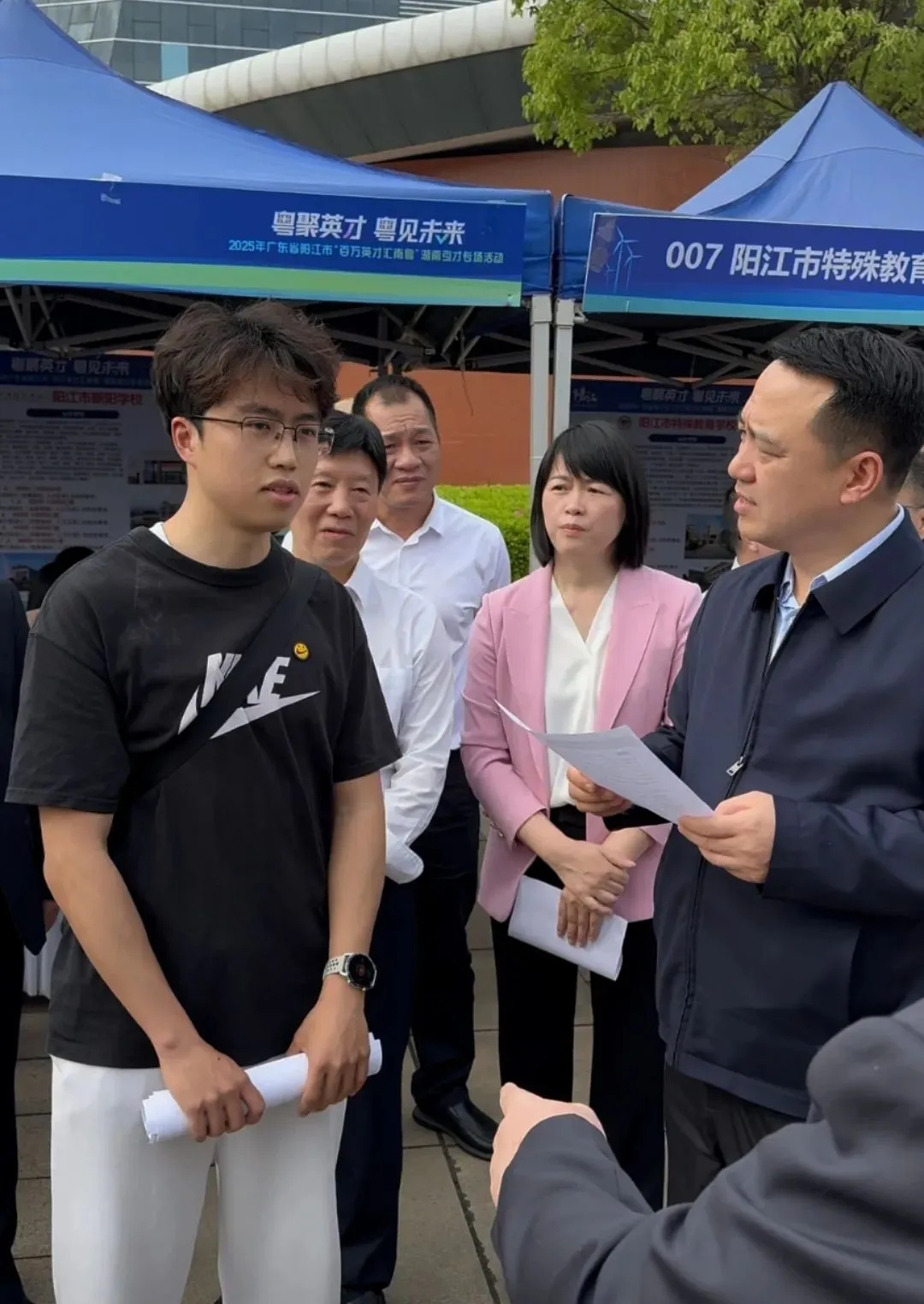 大学生现场向市长递简历!本人回应! 大学生现场向市长递简历!本人回应!