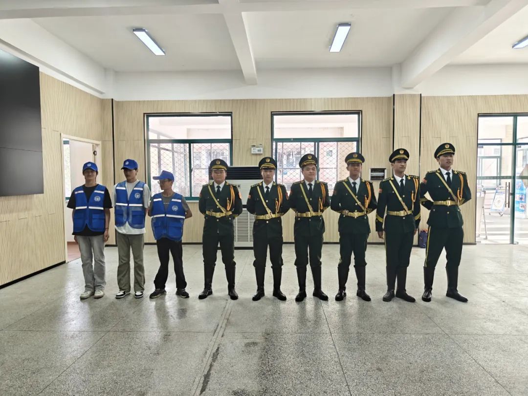 同学突然倒地，紧急时刻他伸出援手……