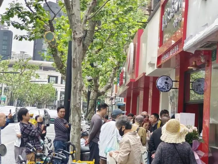 上海人又来排队了？时隔两年，“阿大葱油饼”再度飘香