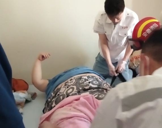 300斤男子受伤被困家中，体重愁坏了120