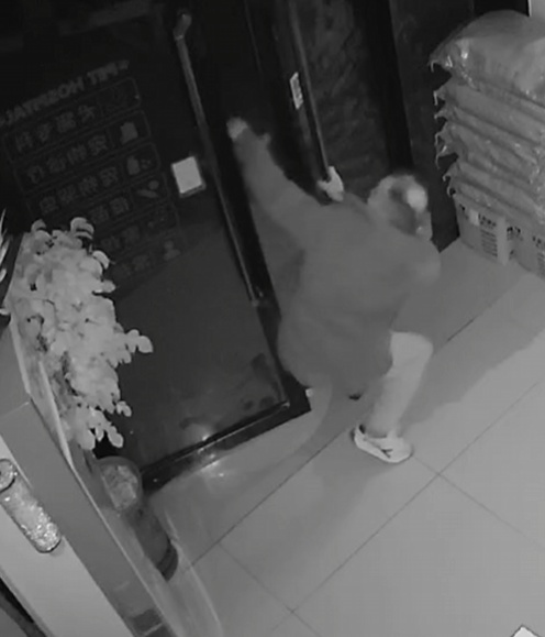抓捕时遇到嫌疑人母亲，他们选择现场“撒谎”...网友：儿背影渐远，母牵挂未止！