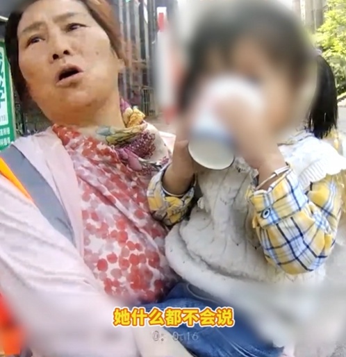 用爱守护童真！“小羊角辫”走失的22分钟里，整座城市都在当“妈妈”