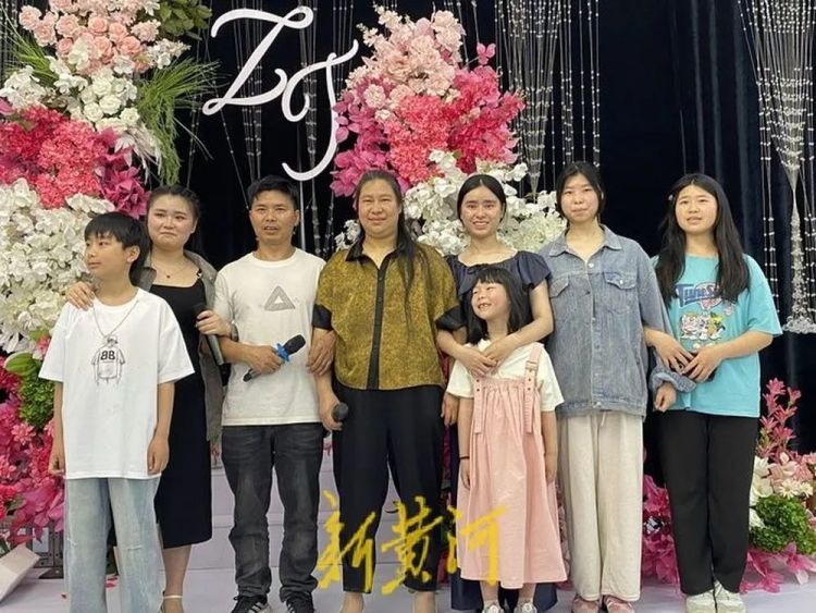 “棉花糖爸爸”寻女19年终团圆：带着棉花糖接女儿回家，拍下人生第一张全家福