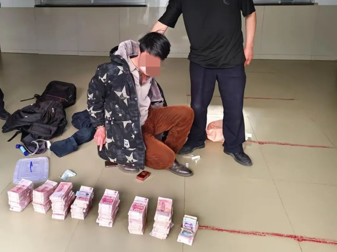 他带着70多万元现金住山洞，白天睡觉、晚上出街……