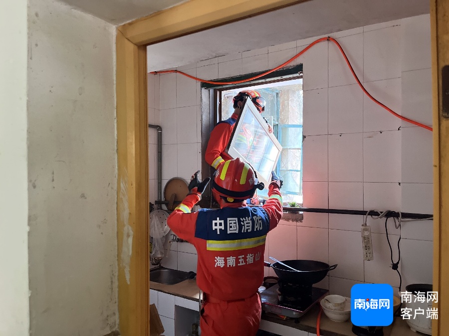 男孩被锁家中写作业，从3楼翻窗爬出！结果……