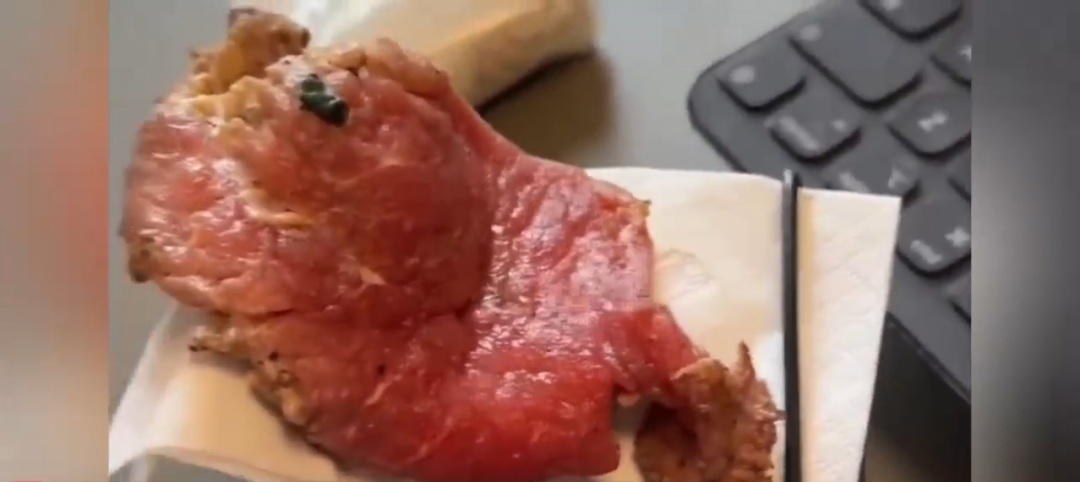 这牛排能叫“七成熟”？顾客吐槽：大生肉一块！餐厅回应：正常操作