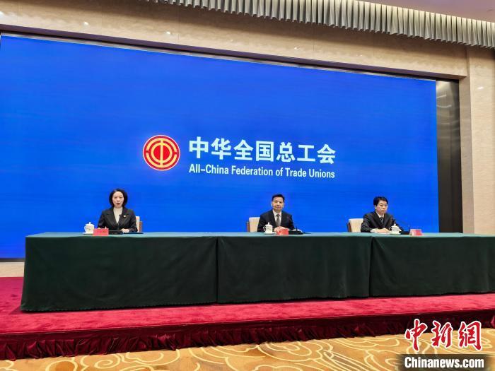 全总:五一拟表彰全国劳模和先进工作者2426名 全总:五一拟表彰全国劳模和先进工作者2426名