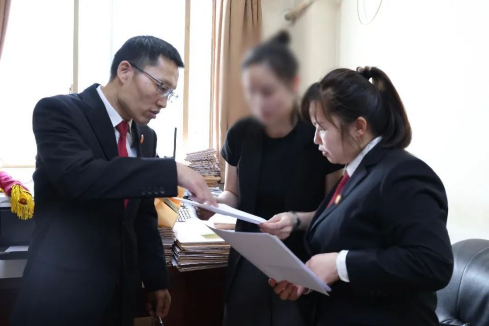 父亲藏匿小孩，母亲崩溃，长沙市岳麓区法院发出人格权侵害禁令