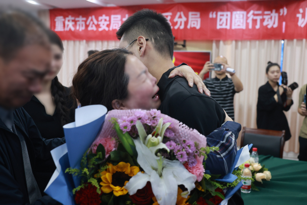 31年前失踪的男孩与家人在重庆一派出所团聚：人像比对后DNA鉴定成功