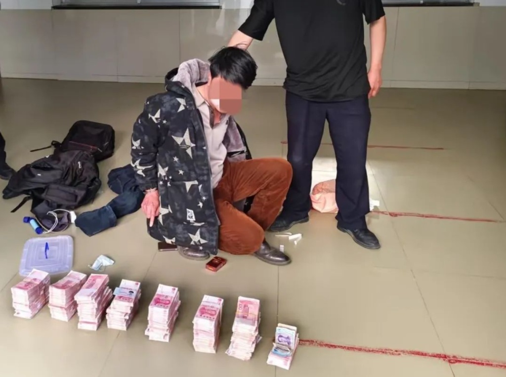 云南巧家警方抓获一名网逃人员：带70余万现金“隐居”山洞