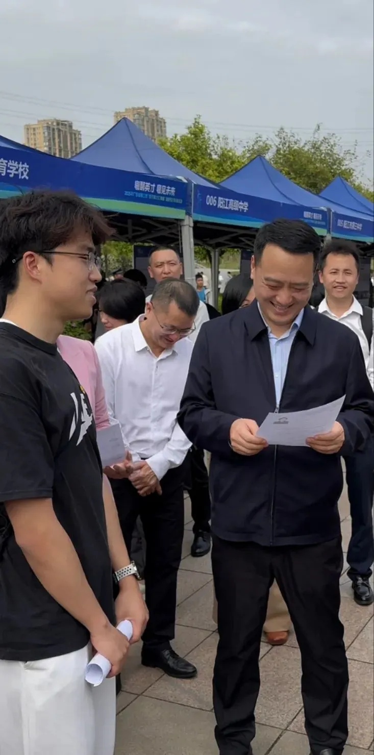 大学生现场向市长递简历!本人回应! 大学生现场向市长递简历!本人回应!