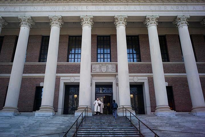 美国特朗普政府冻结对哈佛大学约23亿美元拨款