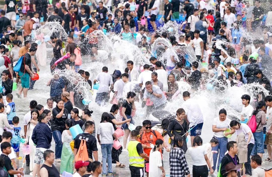 水明明没有颜色，为啥能让湿衣服的颜色变深？答案你绝对想不到